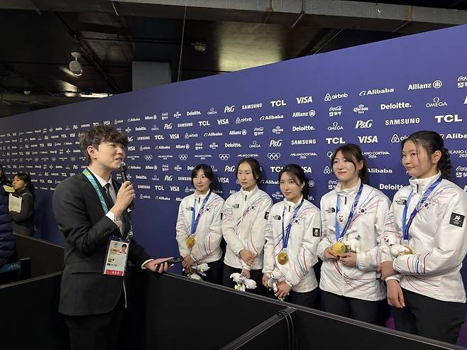 공동취재구역에서 쇼트트랙 여자 대표팀 선수들과 인터뷰하는 네이버 현장 취재진. [네이버 제공. 재판매 및 DB 금지]