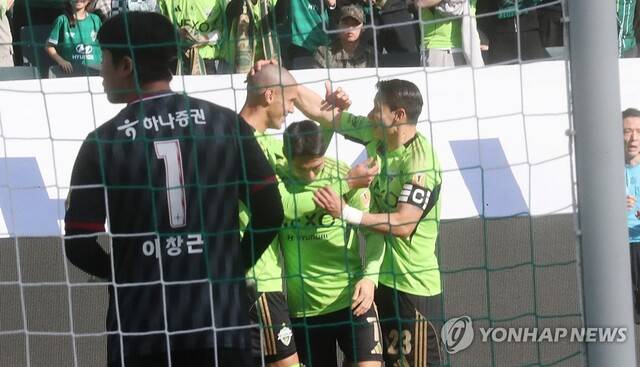 21일 전북 전주월드컵경기장에서 열린 ‘쿠팡플레이 K리그 슈퍼컵 2026’ 전북 현대와 대전 하나 시티즌 경기에서 전북 티아고가 골을 넣은 뒤 선수들이 환호하고 있다. /연합뉴스