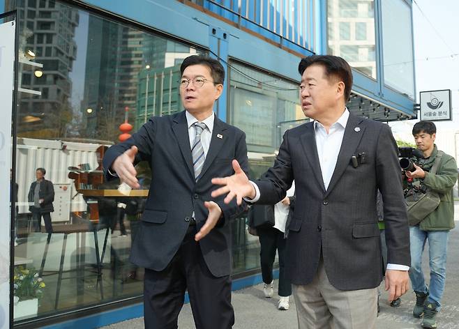 정원오 구청장과 오영훈 지사가 성수동을 함께 둘러보고 있다. / 사진=제주도