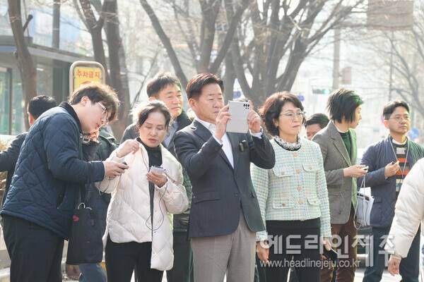원도심 재생의 청사진을 그리기 위해 21일 서울 성수동 골목을 찾은 오영훈 제주도지사.