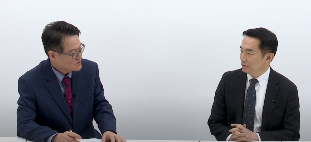 허윤 서강대학교 교수(오른쪽)이 임규진 아주경제 사장과 인터뷰를 하고 있다.