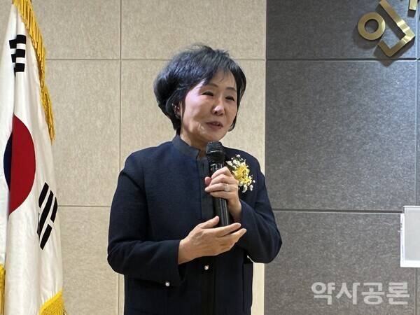 지오영 조선혜 회장이 축하 인사를 전하고 있다. 사진촬영 김동환 기자
