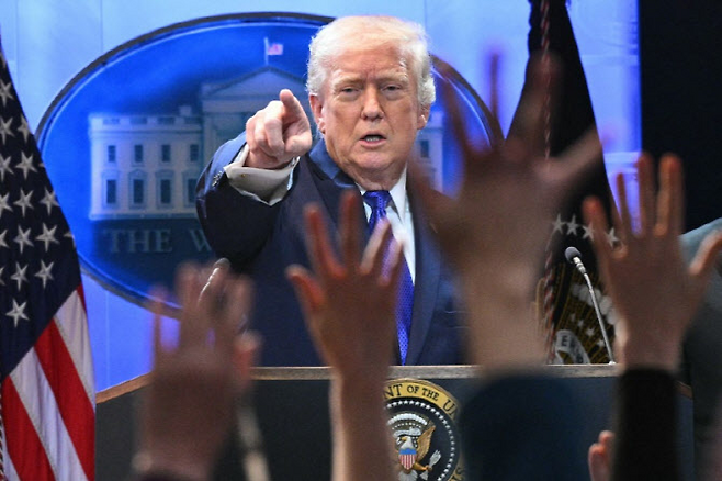 20일(현지시간) 워싱턴 DC 백악관 브래디 브리핑룸에서 열린 기자회견에서 도널드 트럼프 미국 대통령에게 질문하기 위해 기자들이 손을 들고 있다. (사진=AFP)