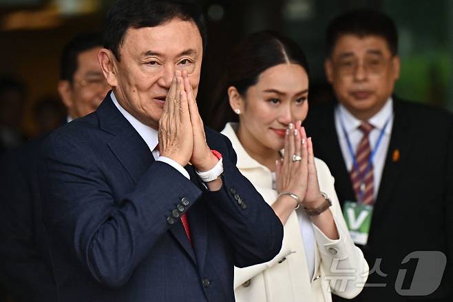 탁신 친나왓 전 태국 총리와 막내딸인 패통탄 친나왓 전 총리. ⓒ AFP=뉴스1