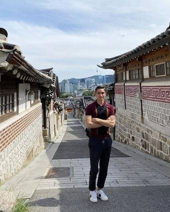 2021년 내한 공연 때 북촌 한옥마을 앞에서 포즈를 취한 드미트리 시쉬킨(사진=시쉬킨 인스타그램 캡처)