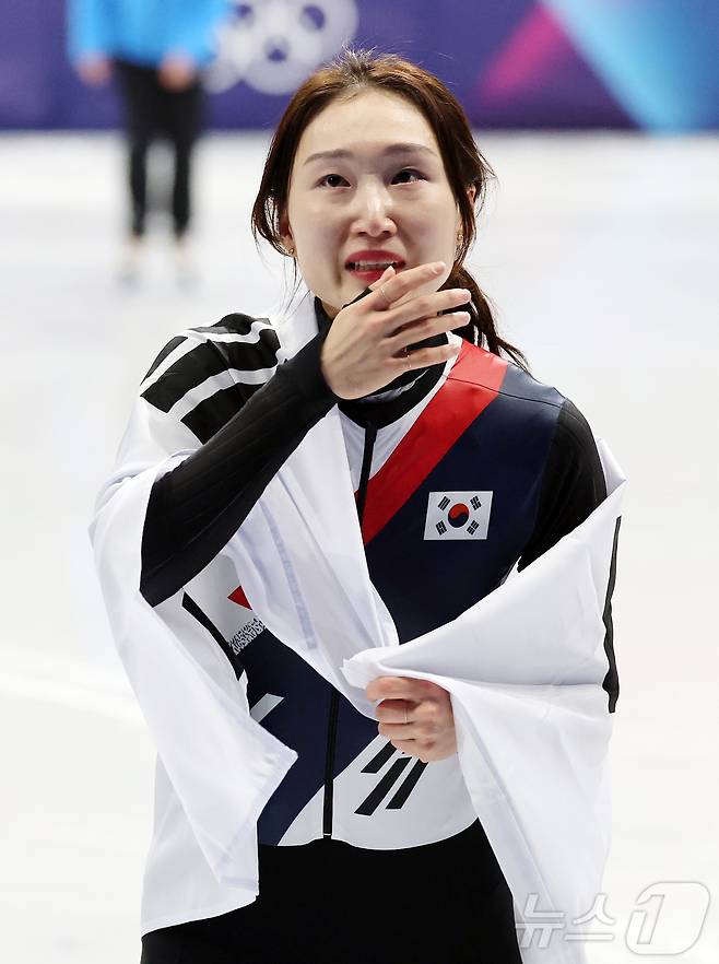쇼트트랙 최민정이 20일(현지시간) 이탈리아 밀라노 아이스 스케이팅 아레나에서 열린 2026 밀라노·코르티나담페초 동계올림픽 쇼트트랙 여자 1500m 결승에서 은메달을 확보 후 태극기를 두른 채 눈물을 닦고 있다. 2026.2.21 ⓒ 뉴스1 김진환 기자
