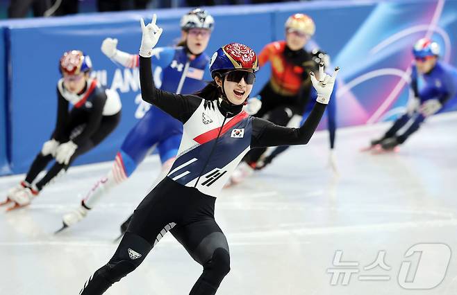 쇼트트랙 김길리가 20일(현지시간) 이탈리아 밀라노 아이스 스케이팅 아레나에서 열린 2026 밀라노·코르티나담페초 동계올림픽 쇼트트랙 여자 1500m 결승에서 금메달을 확보한 후 환호하고 있다. 2026.2.21 ⓒ 뉴스1 김진환 기자