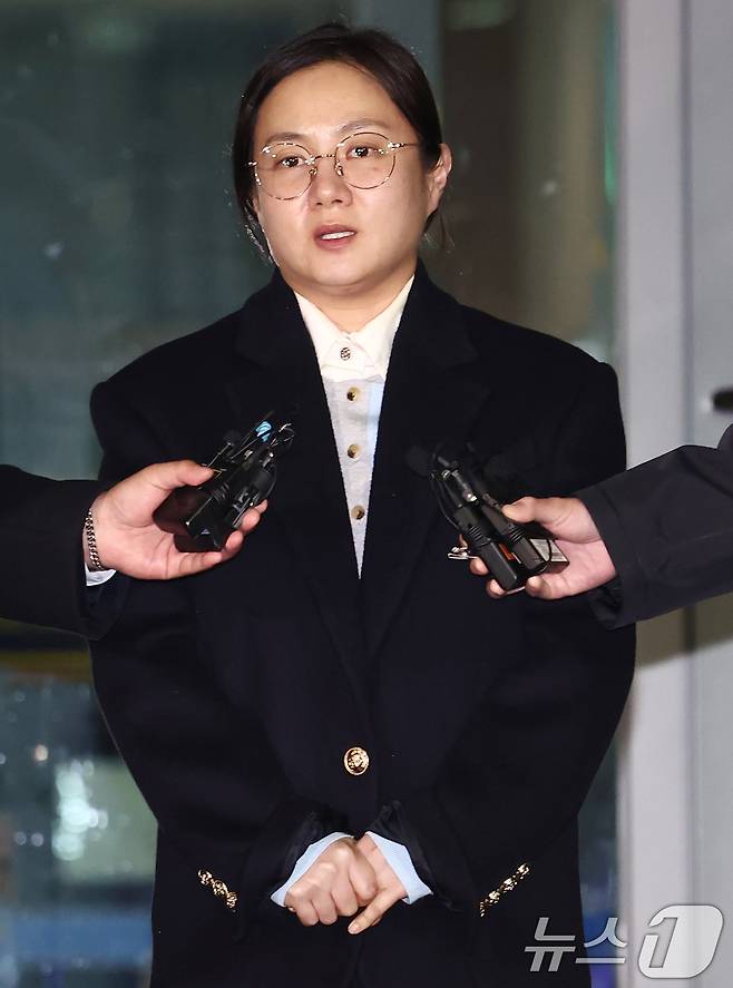 전직 매니저들에게 갑질을 했다는 등의 의혹에 휩싸인 개그우먼 박나래가 20일 밤 서울 강남경찰서에서 피고발인 조사를 마치고 나오며 취재진 질의에 답변하고 있다. 2026.2.20 ⓒ 뉴스1 김민지 기자