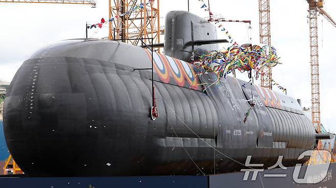 22일 오후 경남 거제 한화오션 거제사업장에서 장보고-Ⅲ Batch-Ⅱ 1번함인 장영실함 진수식이 열리고 있다. 톤수 약 3600톤, 길이 약 89m인 장영실함은 대한민국 기술로 건조된 세계 최고 수준의 디젤 잠수함으로 한층 강화된 정밀 타격 능력과 수중작전능력을 바탕으로 다양한 안보위협에 효과적으로 대응 가능하다. 2025.10.22 ⓒ 뉴스1 윤일지 기자