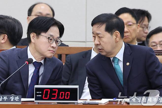 구윤철 경제부총리 겸 재정경제부 장관과 김정관 산업통상부 장관이 12일 서울 여의도 국회에서 열린 대미투자특별법처리를위한특별위원회 전체회의에서 대화하고 있다. 2026.2.12 ⓒ 뉴스1 신웅수 기자