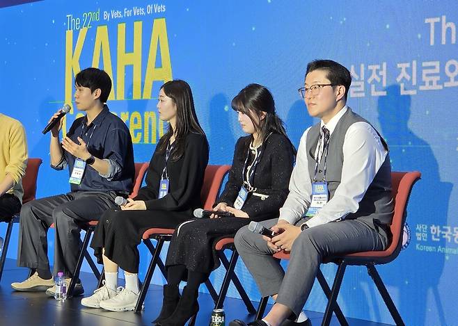 토크콘서트 2부에 패널로 참여한 △허찬 에스동물메디컬센터 원장 (오른쪽부터)△류자연 본동물의료센터 내과원장 △정소영 건국대학교 수의내과학 석사과정 수의사 △정형래 24시스탠다드동물의료센터 수의사 ⓒ 뉴스1 한송아 기자
