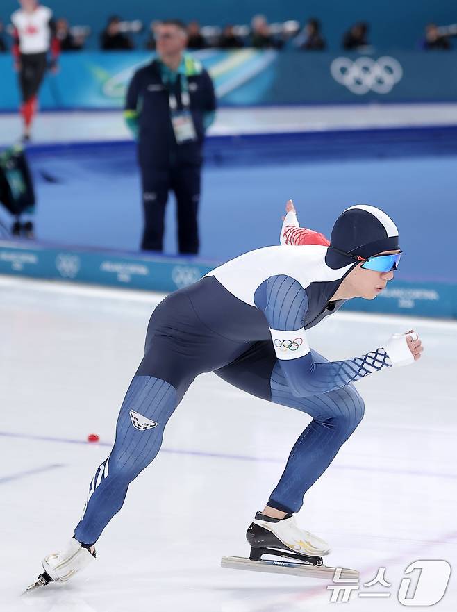 스피드스케이팅 정재원이 19일(현지시간) 이탈리아 밀라노 스피드스케이팅 스타디움에서 열린 스피드 스케이팅 남자 1500m에서 스타트 하고 있다. 2026.2.20 ⓒ 뉴스1 김성진 기자