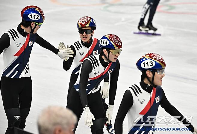 16일 이탈리아 밀라노 스피드스케이팅 아레나에서 밀라노동계올림픽 쇼트트랙 남자 5000m 계주 경기가 열렸다. 결승 진출에 성공한 대표팀. 밀라노(이탈리아)=송정헌 기자songs@sportschosun.com/2026.02.16/