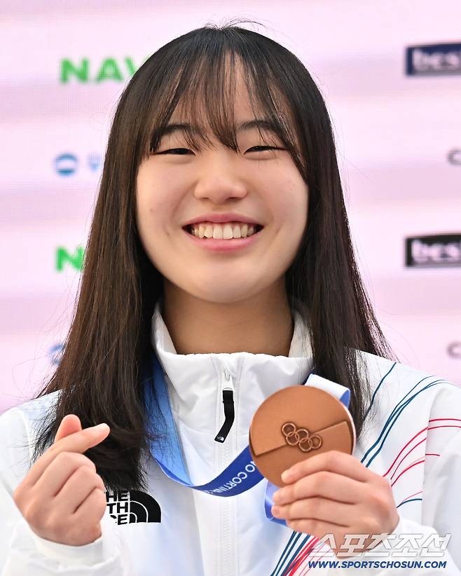 20일 이탈리아 밀라노 코리아하우스에서 스노보드 빅에어 동메달리스트 유승은 기자회견이 열렸다. 메달을 들고 포즈를 취하는 유승은. 밀라노(이탈리아)=송정헌 기자songs@sportschosun.com/2026.02.20/