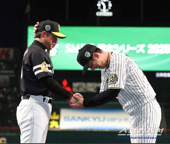 소프트뱅크는 지난해 재팬시리즈에서 한신을 누르고 5년 만에 우승했다. 후지카와 한신 감독(오른쪽)이 선배인 고쿠보 소프트뱅크 감독에게 허리 숙여 인사하는 모습.