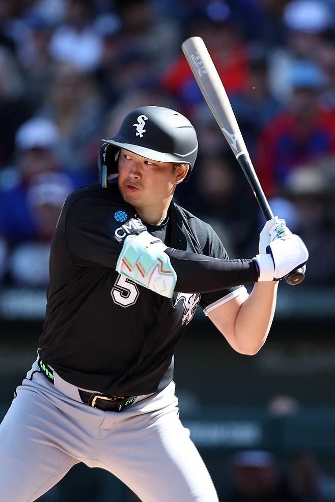 시카고 화이트삭스 무라카미 무네타카가 21일(한국시각) 애리조나주 메사 슬론파크에서 열린 시카고 컵스와의 시범경기 개막전에서 3회 중전안타를 뽑아내고 있다. AFP연합뉴스