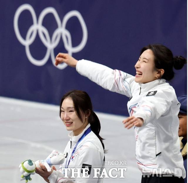 한국 여자 쇼트트랙의 '간판' 김길리(오른쪽)와 최민정이 21일(한국 시간) 이탈리아 밀라노 아이스스케이팅 아레나에서 열린 2026 밀라노·코르티나 동계올림픽 쇼트트랙 여자 1500m 시상식에서 기뻐하고 있다./밀라노=뉴시스