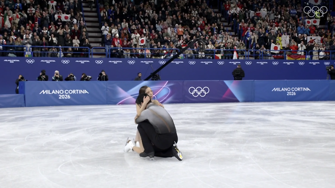 미우라 리쿠(왼쪽)와 기하라 류이치가 17일(한국시각) 2026 밀라노 코르티나 동계올림픽 피겨 페어 프리스케이팅에서 연기를 마친 뒤 무릎을 꿇고 오열하고 있다. IOC.