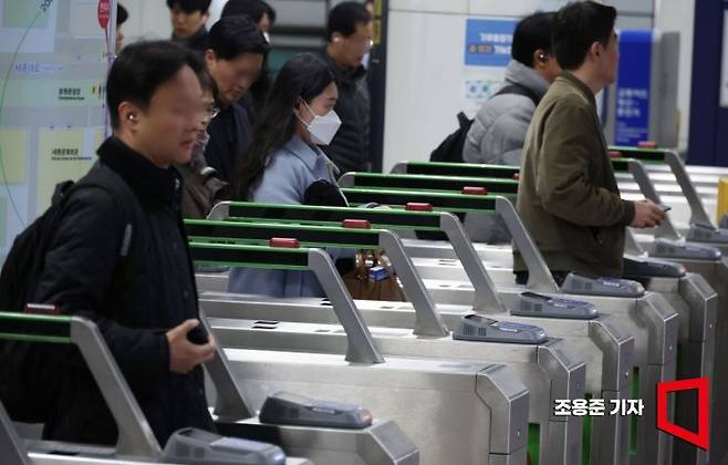 지하철을 이용하는 시민들의 모습. 아시아경제DB