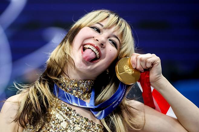 미국 피겨스케이팅 선수 알리사 리우가 밀라노 아이스 스케이팅 아레나에서 열린 2026 동계 올림픽 여자 피겨스케이팅 경기 시상식에서 포즈를 취하고 있다. /TASS 연합뉴스