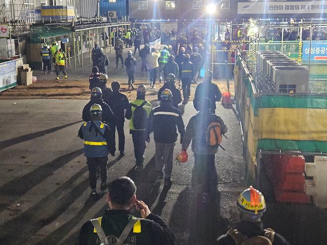 지난 19일 오전 6시 20분 삼성전자 평택캠퍼스 4공장(P4)의 2번 게이트로 현장직 근로자들의 출근 행렬이 이어지고 있다. 근로자들은 안전모, 안전화, 방진마스크를 착용한 채로 출근한다. /지혜진 기자