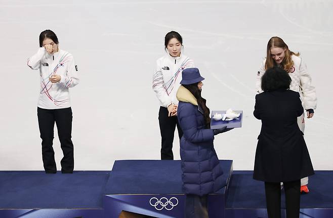 20일(현지시간) 이탈리아 밀라노 아이스스케이팅 아레나에서 열린 2026 밀라노ㆍ코르티나담페초 동계올림픽 쇼트트랙 여자 1,500m 결승에서 은메달을 차지한 최민정이 시상대에 오르기 전 눈물을 닦고 있다. /연합뉴스