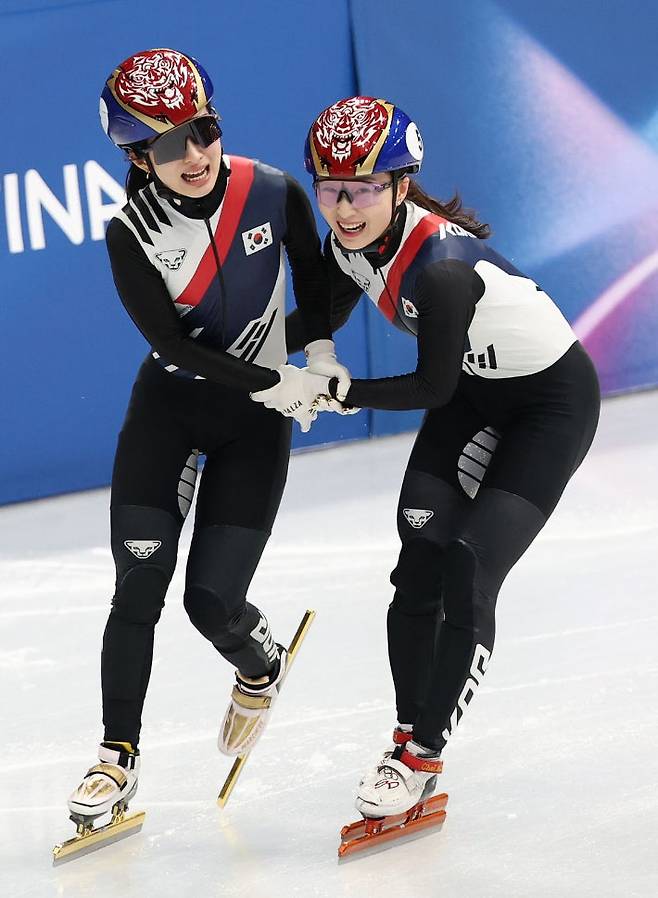 김길리(왼쪽)와 최민정. 연합뉴스