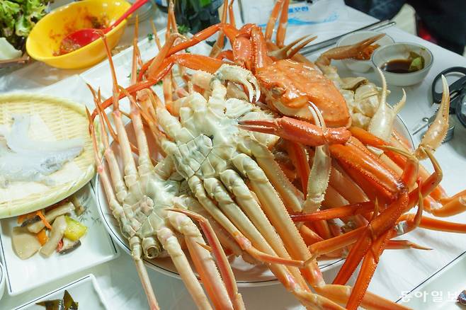 살이 꽉 차 있어 2, 3월이 가장 맛있는 울진대게와 붉은대게.