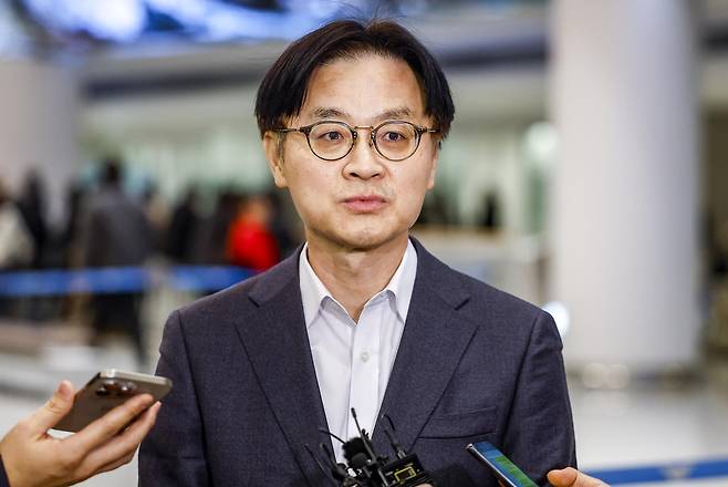 도널드 트럼프 미국 대통령의 대한국 관세 재인상 위협에 대응하기 위해 미국을 방문한 김정관 산업통상부 장관이 31일 인천국제공항을 통해 귀국해 취재진 질문에 답하고 있다. 2026.01.31 [인천공항=뉴시스]