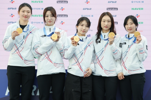 쇼트트랙 여자 3000m에서 금메달을 딴 대표팀 선수들이 21일(현지시간) 이탈리아 밀라노 코리아하우스에서 열린 기자회견에서 메달을 들고 기념촬영을 하고 있다. 왼쪽부터 심석희, 노도희, 김길리, 최민정, 이소연.   [연합뉴스]