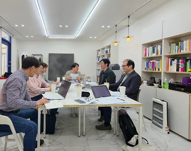 2024년 제 1회 우주리뷰상 심사 장면. 왼쪽부터 김두얼, 정우현, 현시원, 홍성욱, 신형철, 박진호 편집위원. 2020년 ‘0호’를 만든 초기 편집위원은 강예린, 김두얼, 김홍중, 권보드래, 송지우, 심채경, 박상현, 박진호, 박훈, 이석재, 조문영, 홍성욱 교수까지 총 12명이었다. 지금 ‘서리북’ 편집위원은 총 13명(강예린, 권석준, 김홍중, 박진호, 선우훈, 송지우, 신형철, 유정훈, 전은지, 정우현, 정재완, 조문영, 현시원)이다. 서울리뷰오브북스 제공