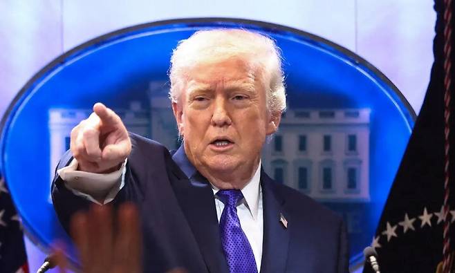 도널드 트럼프 미국 대통령이 1월20일(현지시각) 하워드 루트닉 상무부 장관, 존 소어 법무장관과 함께 대법원의 상호관세 위법 판결에 대한 언론 브리핑을 하고 있다. 로이터 연합뉴스