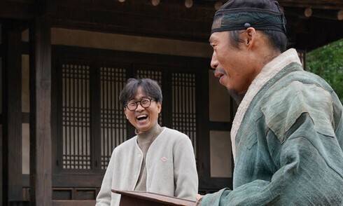 장항준 감독(왼쪽)은 촬영에 들어가기 전 대사가 있는 배우 모두와 서너 번씩 대본 리딩 작업을 하며 대사의 내용과 톤을 수정하는 작업을 거쳤다고 한다. 사진은 촬영 중 유해진 배우와 대화를 나누는 감독 모습. 쇼박스 제공