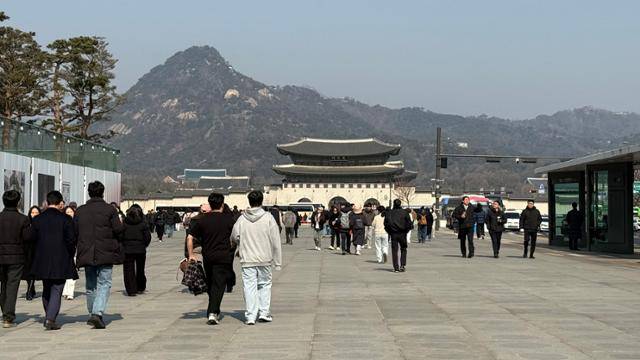 20일 서울 종로구 광화문광장을 여행 온 관광객과 식사하러 나온 직장인들이 지나가고 있다. 문지수 기자