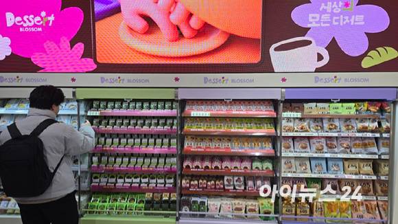 지난 12일 오픈한 서울 성동구 CU 성수디저트파크점 내부 '디저트 Zone'. 인기 상품인 연세우유 크림빵을 비롯한 두바이 시리즈 등 인기 디저트가 진열돼 있다. [사진=아이뉴스24 DB]