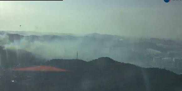 21일 오후 충남 서산시 대죽읍 대죽리 인근에서 산불이 발생해 주변 석유비축기지 인근으로 확산하고 있다. 서산시는 산불 발생지 인근 주민들에게 대죽1리 경로당으로 대피해 달라는 안내 문자를 발송했다. 2026.2.21 [사진=산림청]