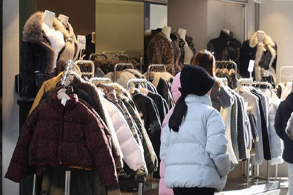 오후 서울 명동거리의 의류 판매점 모습.  [사진=연합뉴스]