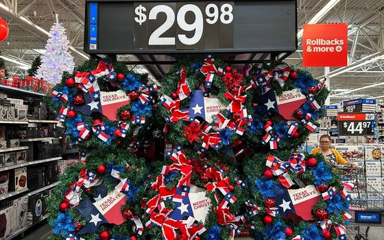지난해 11월 18일 텍사스주 휴스턴의 한 슈퍼마켓에서 크리스마스 장식용품들이 전시되어 있다. 트럼프 대통령이 부과한 관세로 인해 크리스마스 선물 등 주로 해외에서 수입되는 상품들의 가격은 폭등했다. 이 과정에서 트럼프 대통령은 "아이들에게 인형 2~3개면 충분하다"는 언급을 하며 여론을 악화시켰다. AFP=연합뉴스