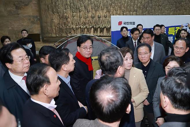 국민의힘 긴급 의원총회를 마친 송언석 원내대표와 중진 의원들이 지난달 21일 국회 로텐더홀 장동혁 대표 단식 농성장에 모여 있다. 이날 단식 농성장에 구급대원이 출동했지만 장 대표는 병원 이송을 거부했다. 연합뉴스