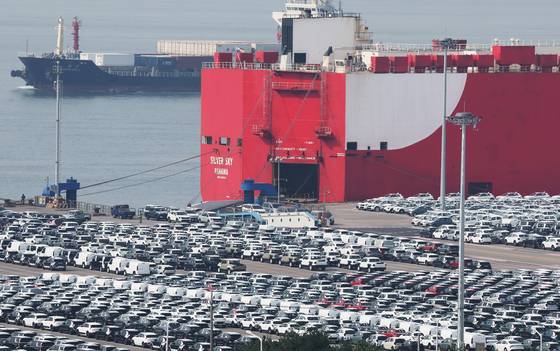 지난해 10월 30일 경기도 평택항에 수출용 자동차가 세워져 있다.   연합뉴스