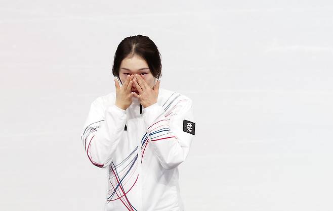 최민정의 눈물   (밀라노=연합뉴스) 이지은 기자 = 20일(현지시간) 이탈리아 밀라노 아이스스케이팅 아레나에서 열린 2026 밀라노ㆍ코르티나담페초 동계올림픽 쇼트트랙 여자 1,500m 결승에서 은메달을 차지한 최민정이 시상대에 오르기 전 눈물을 닦고 있다. 2026.2.21   jieunlee@yna.co.kr (끝)  〈저작권자(c) 연합뉴스, 무단 전재-재배포, AI 학습 및 활용 금지〉