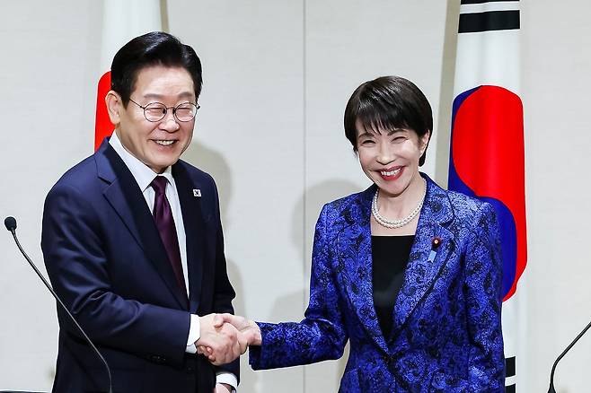 이재명 대통령과 다카이치 사나에(高市早苗) 일본 총리가 지난 1월 13일 일본 나라(奈良)현 회담장에서 공동언론발표를 마치고 악수하고 있다. 청와대사진기자단