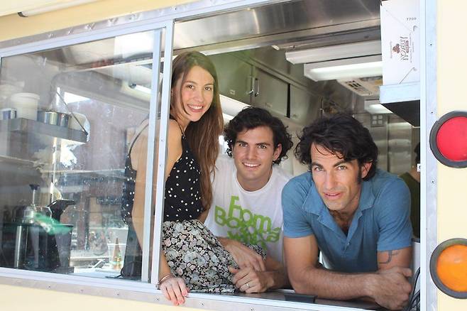 2008년 아이스크림 트럭으로 출발해 브랜드를 키워낸 벤(사진 가운데)과 공동 창업자 로라(왼쪽)와 피터. 사진 밴루엔