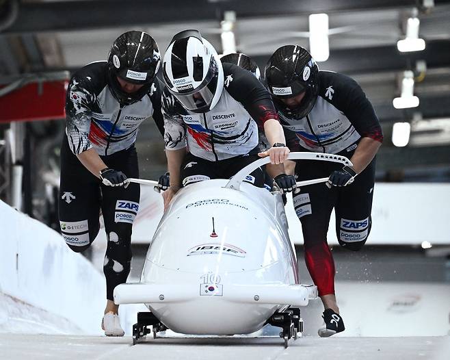 김진수가 파일럿을 맡고 있는 4인승팀. 지난달 봅슬레이 월드컵에서 힘차게 스타트하는 모습. [REUTERS=연합뉴스]  Bobsleigh and Skeleton - 2026 IBSF Bobsleigh & Skeleton World Cup - Altenberg, Germany - January 18, 2026 South Korea's Jinsu Kim, Byungdo Chae, Sunwook Kim and Geonu Lee in action during the 4 man bobsleigh. [REUTERS=연합뉴스]  〈저작권자(c) 연합뉴스, 무단 전재-재배포, AI 학습 및 활용 금지〉