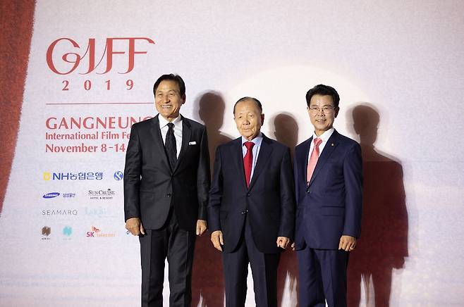 2019년 강릉국제영화제 개막식에 참석한 김동호(가운데)와 안성기. [중앙포토]