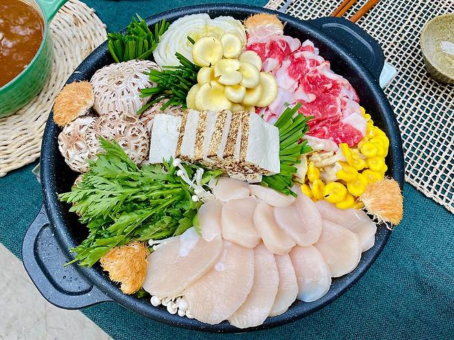 키조개 패주(관자)와 표고버섯·한우를 돌판에 구워 먹는 ‘장흥삼합’. 구이뿐 아니라 전골로도 별미다. [사진 박상현]