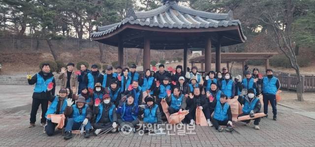 ▲ 맨발행복팀이 21일 오전 7시 청간정에서 힘찬 구호를 외치며 해변쓰레기 치우기 봉사에 나섰다.