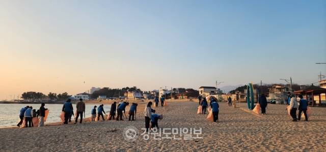 ▲ 힘차게 떠오른 일출을 배경으로 해변에서 쓰레기를 치우는 모습은 아름답기까지 하다.