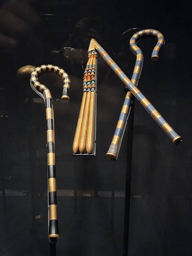 파라오의 왕권을 상징하는 황금 갈고리와 도리깨. /성수영