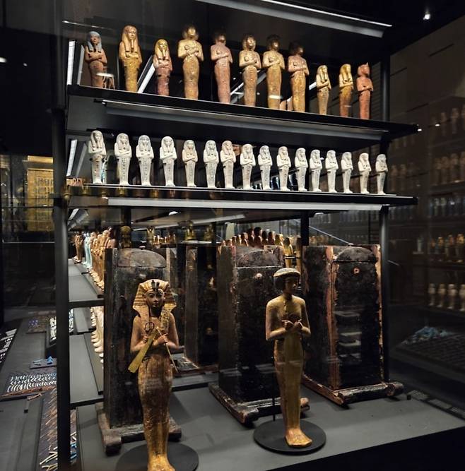 투탕카멘의 묘에서 나온 '샤브티'. 샤브티란 무덤 주인이 죽은 후 사후세계에서 해야 할 일들을 대신 해줄 시종들이다. 신분이 높을수록 샤브티의 수는 늘어났는데, 투탕카멘은 무려 413개의 샤브티와 함께 묻혔다. 농사를 짓는 샤브티, 서기 샤브티, 호위병 샤브티 등 직무도 다양하다. /성수영